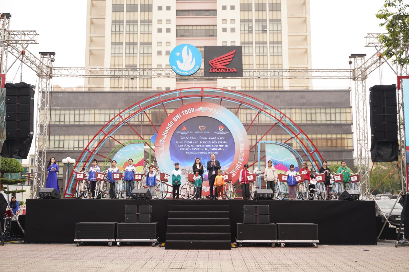 Hanh-trinh-Nang-buoc-em-den-truong-Cho-yeu-thuong-dua-tri-thuc-den-gan-hon-18.jpg
