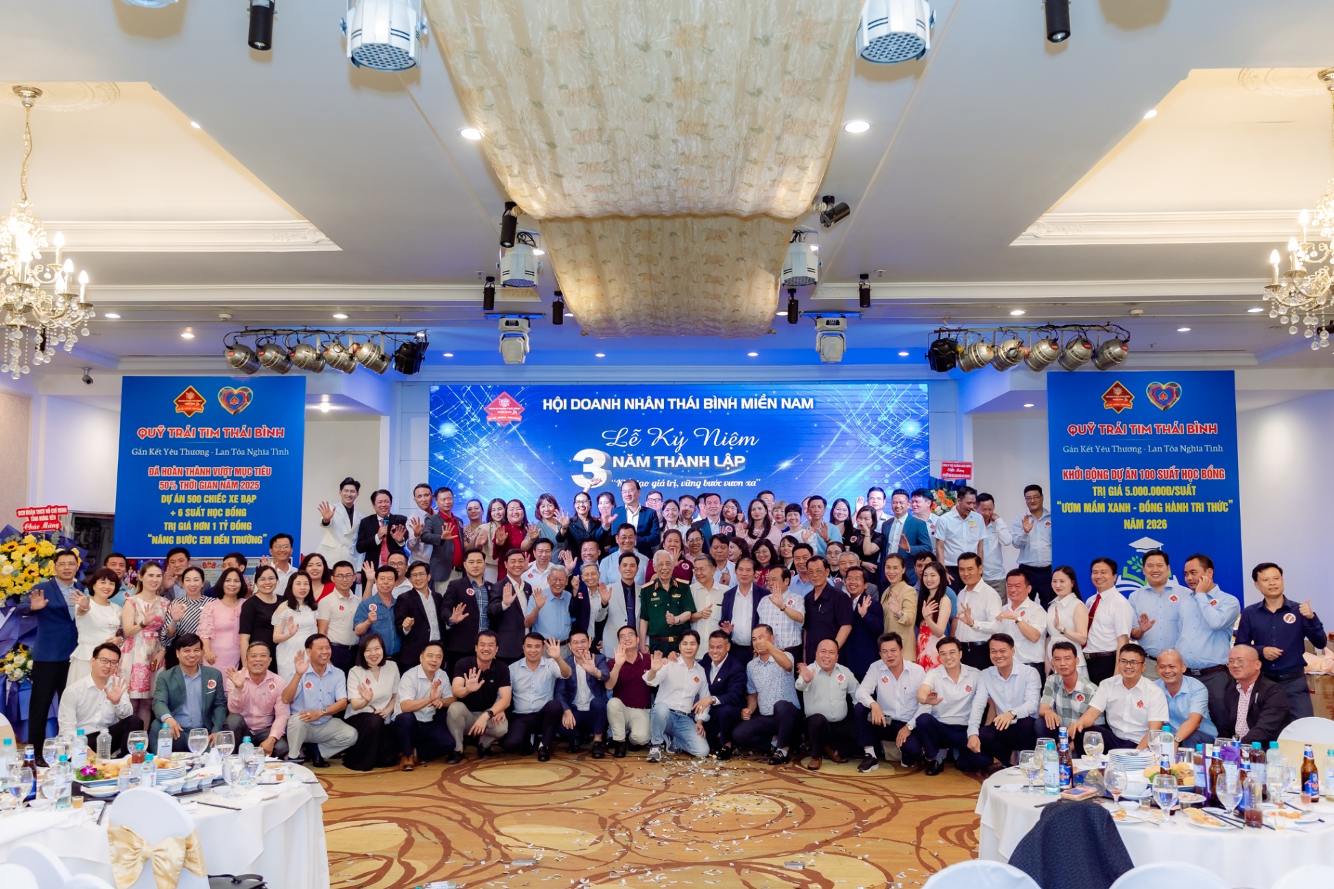 VINH-DANH-NHA-TAI-TRO-BAC-DOANH-NHAN-HOANG-LE-ANH-KHOA-THINH-PHUC-MINH-KHANG--4.jpg