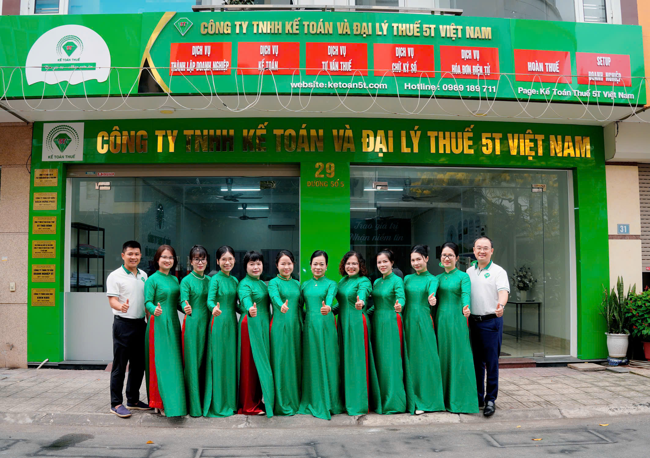 VINH-DANH-NHA-TAI-TRO-BAC-DOANH-NHAN-NGO-THANH-HUYEN-KE-TOAN-THUE-5T-VIET-NAM-3.jpg