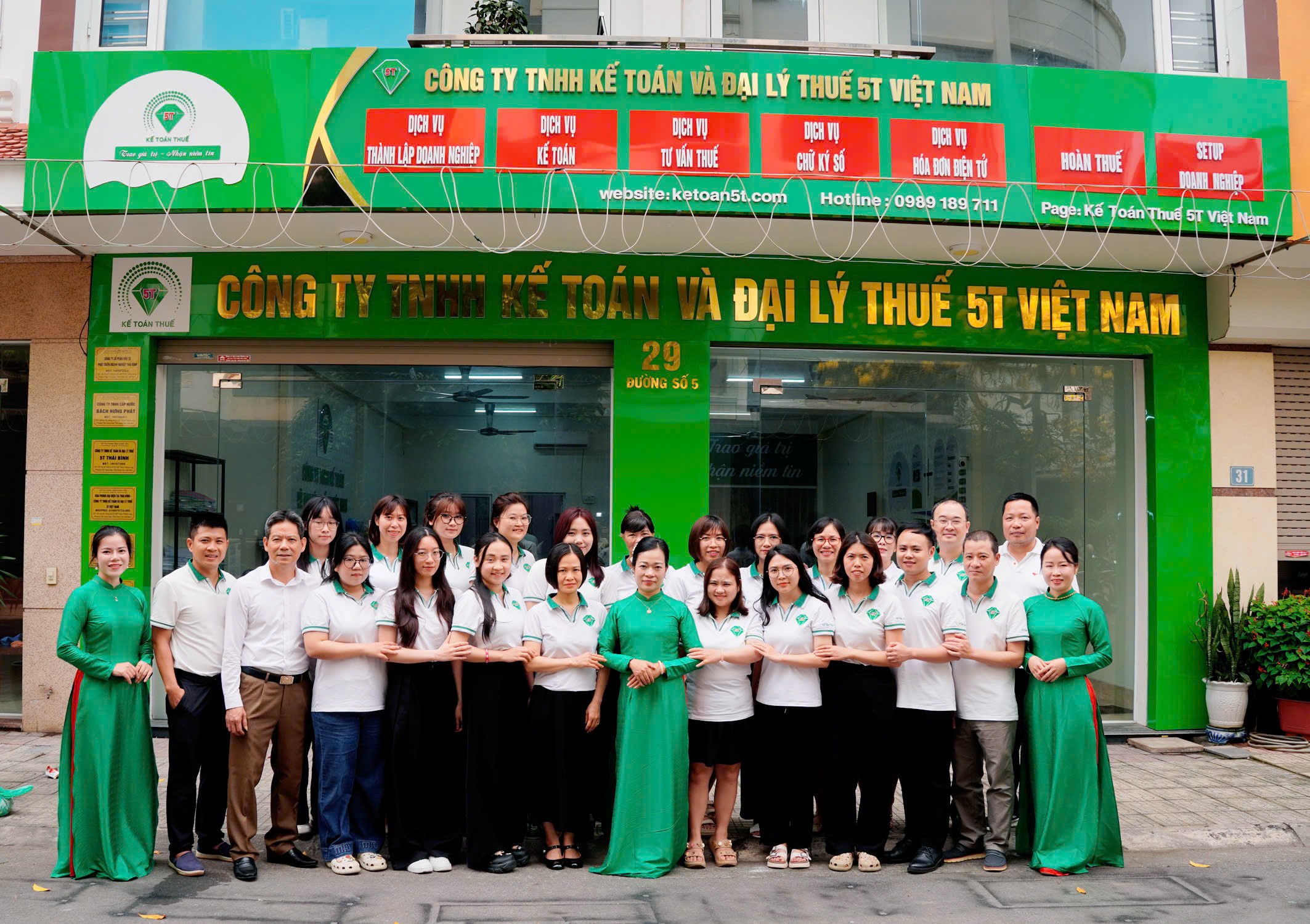 VINH-DANH-NHA-TAI-TRO-BAC-DOANH-NHAN-NGO-THANH-HUYEN-KE-TOAN-THUE-5T-VIET-NAM-4.jpg