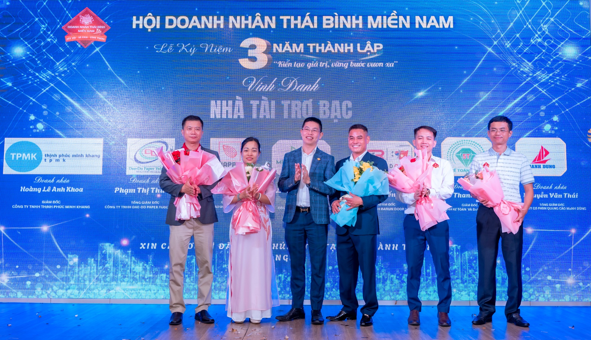 VINH-DANH-NHA-TAI-TRO-BAC-DOANH-NHAN-NGUYEN-VAN-THAI-QUANG-CAO-MANH-DUNG--2.jpg