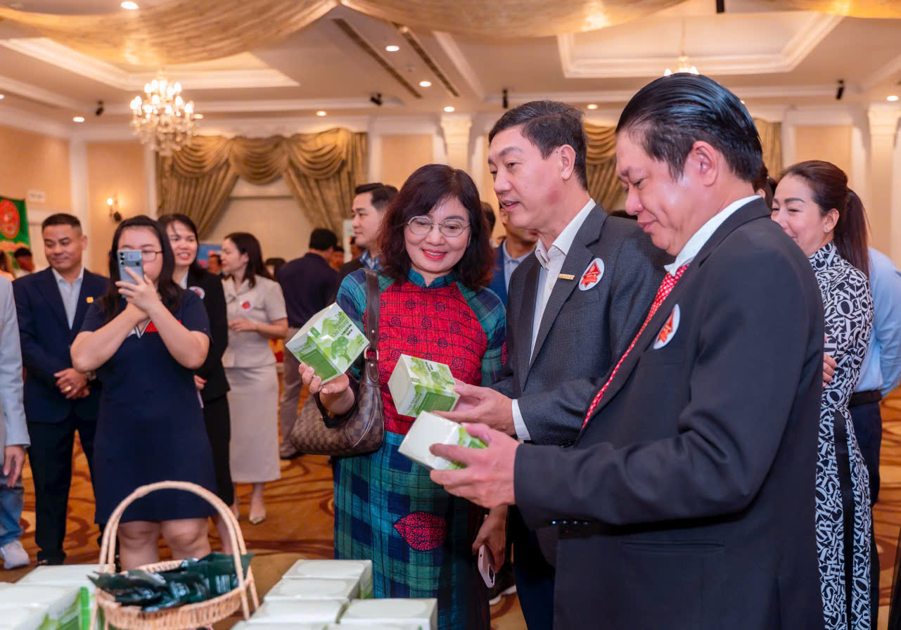 VINH-DANH-NHA-TAI-TRO-VANG-DOANH-NHAN-LE-ANH-DAO-HTX-NONG-SAN-LAM-ANH-TU--7.jpg