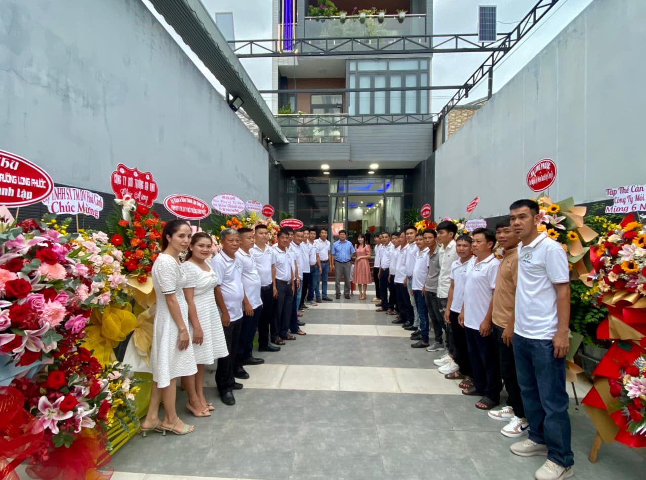 Vinh-danh-Nha-tai-tro-Vang-Doanh-nhan-Nguyen-Quang-Vinh-Cong-ty-TNHH-MTV-TM-DV-TV-Moi-truong-Long-Phuoc--2.jpg