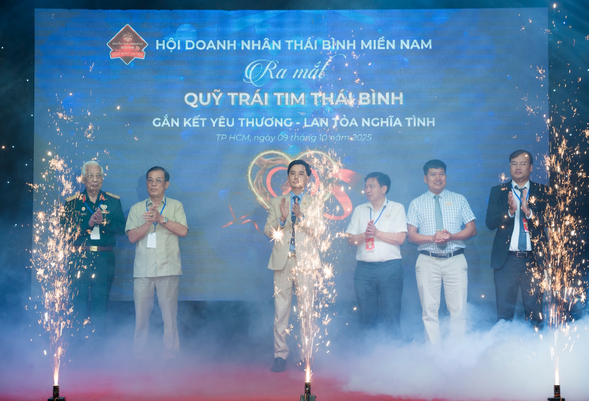 Vinh-danh-Nha-tai-tro-Vang-Doanh-nhan-Nguyen-Quang-Vinh-Cong-ty-TNHH-MTV-TM-DV-TV-Moi-truong-Long-Phuoc--4.jpg
