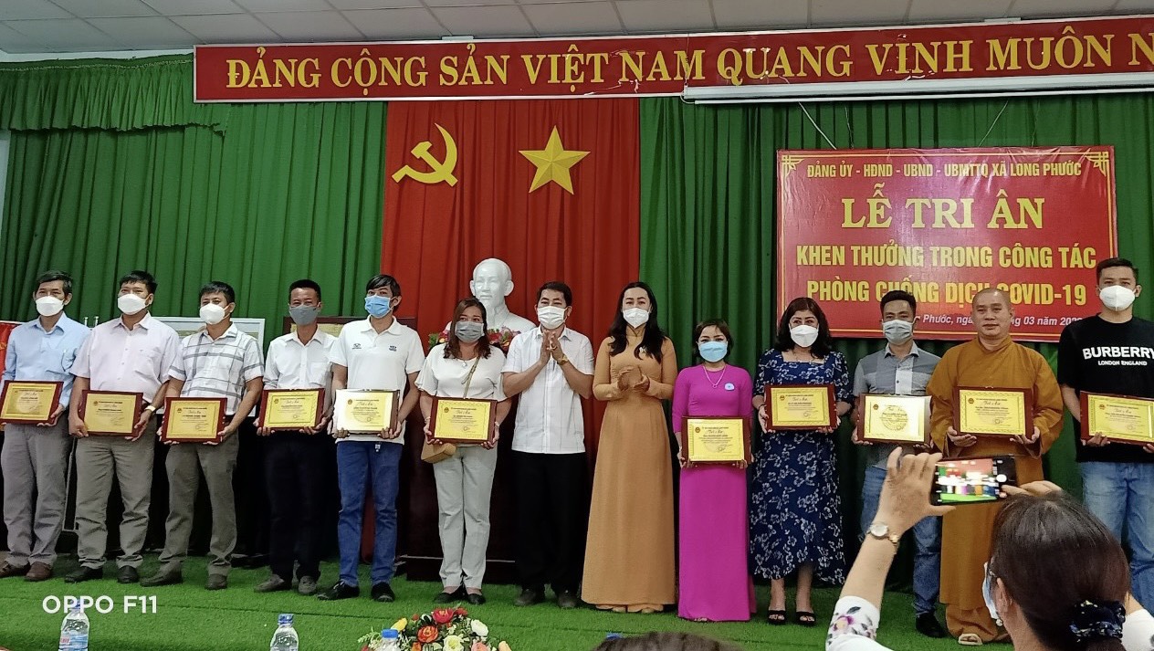 Vinh-danh-Nha-tai-tro-Vang-Doanh-nhan-Nguyen-Quang-Vinh-Cong-ty-TNHH-MTV-TM-DV-TV-Moi-truong-Long-Phuoc--5.jpg