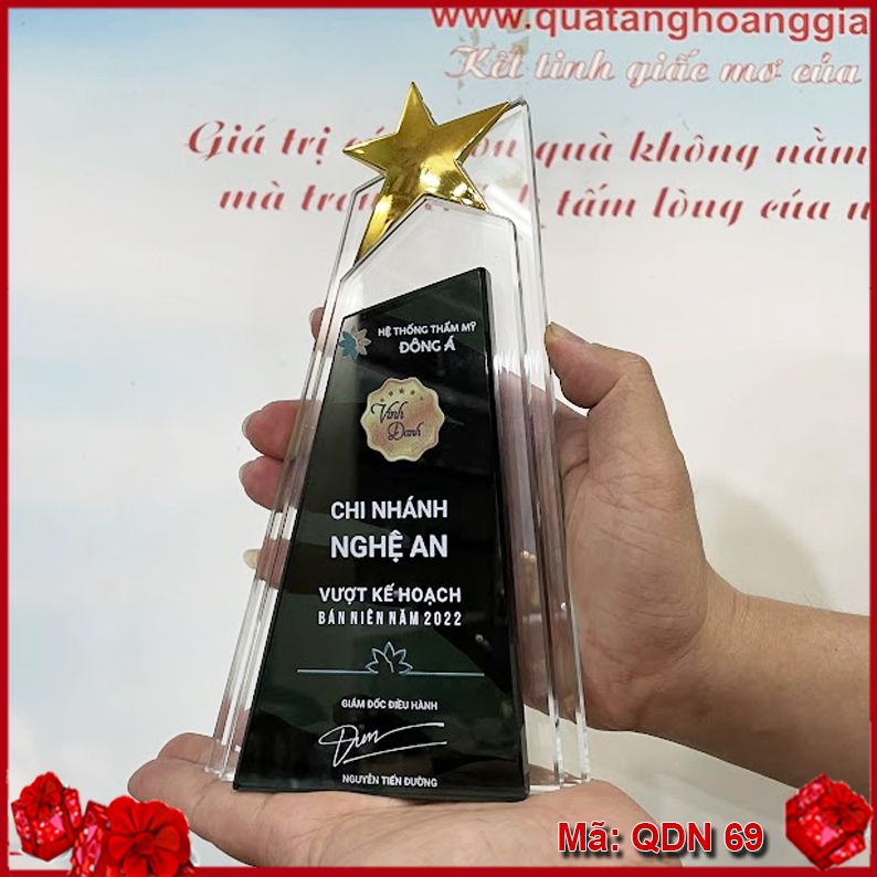 Cup Pha Lê Quà Tặng Vinh Danh Lãnh Đạo Nhà Quả Lý Doanh Nhân Sáng Trọng Và Ý Nghĩa QDN 69