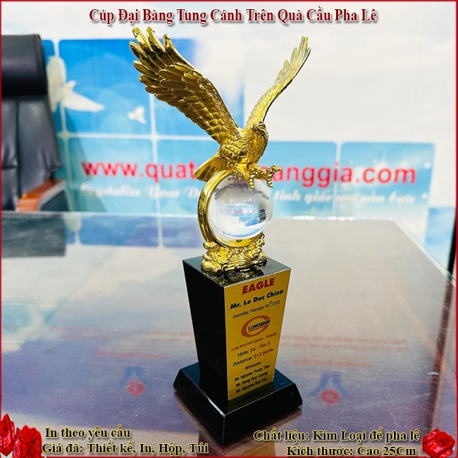 Cúp Đại Bàng Tung Cánh Trên Quả Cầu Pha Lê ĐBĐB 25D