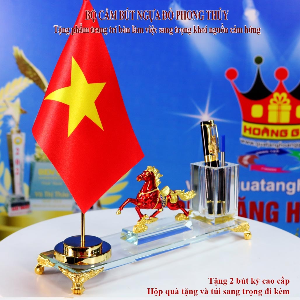 MD54 Bộ Cắm Bút Ngựa Đỏ Phong Thủy Cờ Tổ Quốc Để Bàn