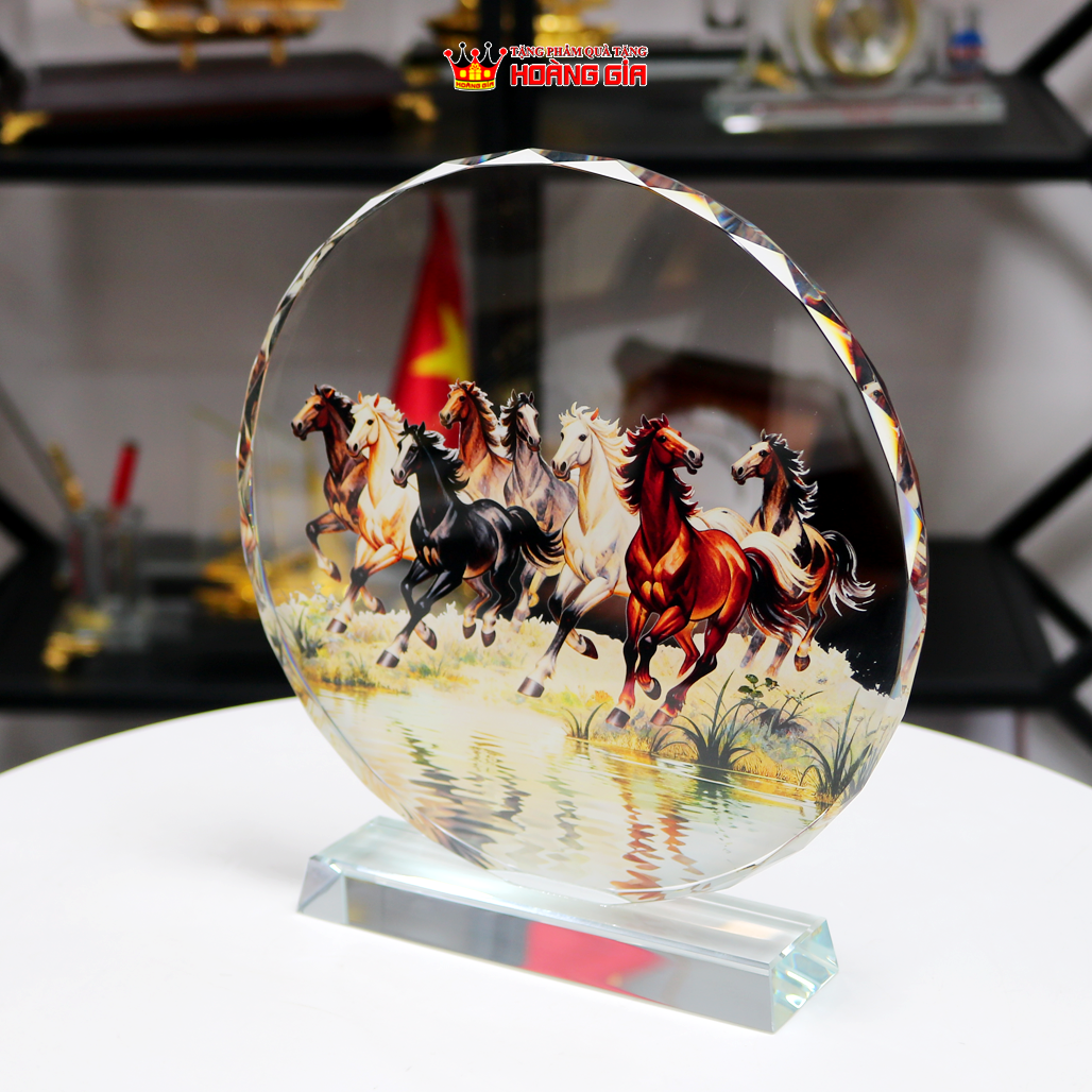 BIỂU TRƯNG PHA LÊ IN HÌNH BÁT MÃ ĐƯỜNG KÍNH 20CM