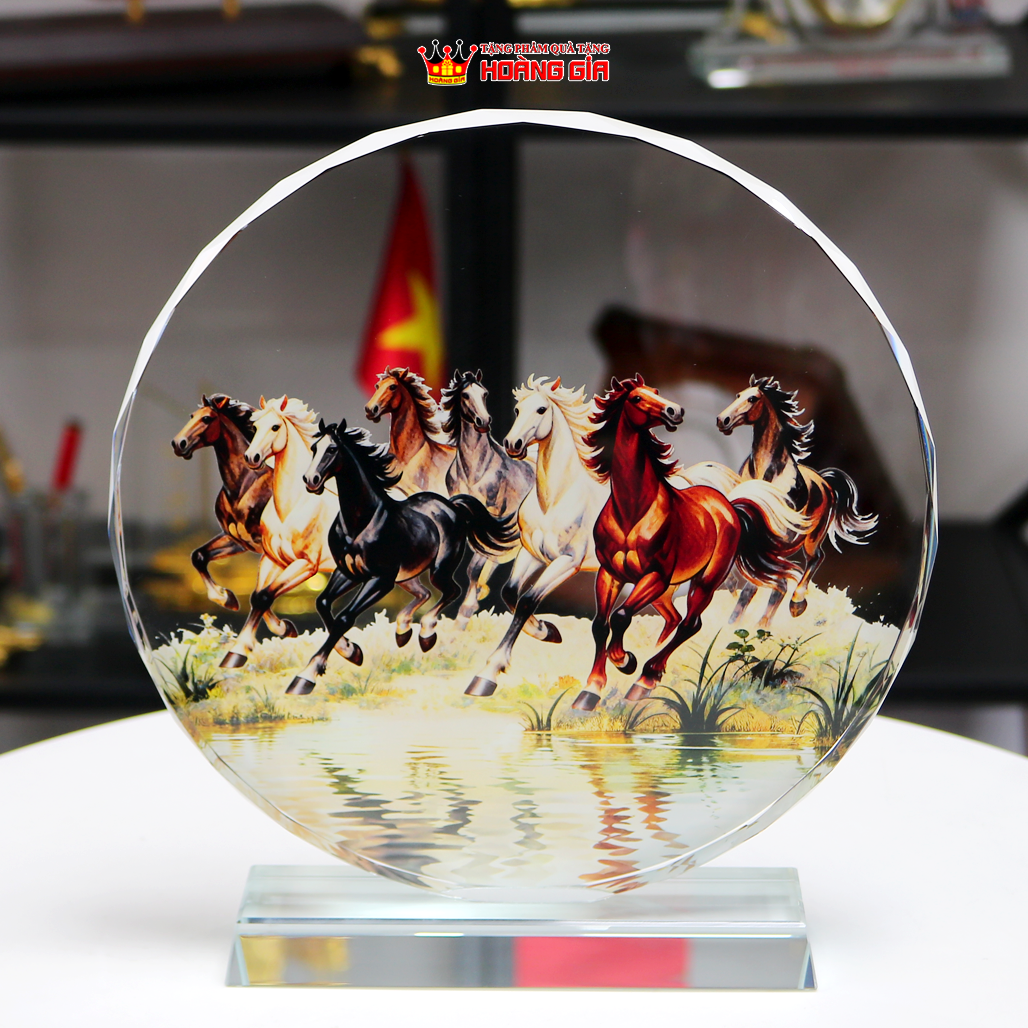BIỂU TRƯNG PHA LÊ IN HÌNH BÁT MÃ ĐƯỜNG KÍNH 20CM
