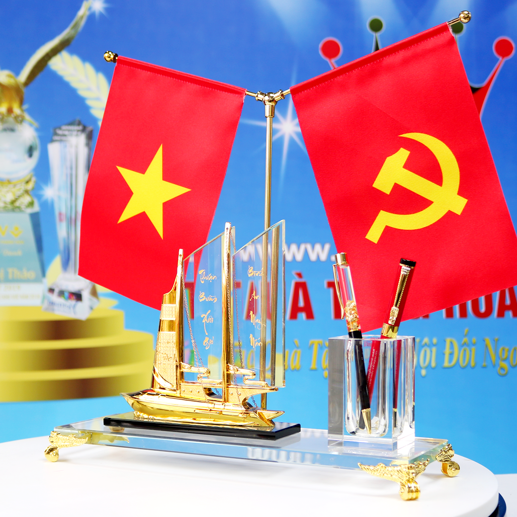 Bộ Cắm Bút Thuyền Buồm Xuôi Gió Pha Lê Có Cột Cắm Cờ Đôi Vật Phẩm Để Bàn Làm Việc