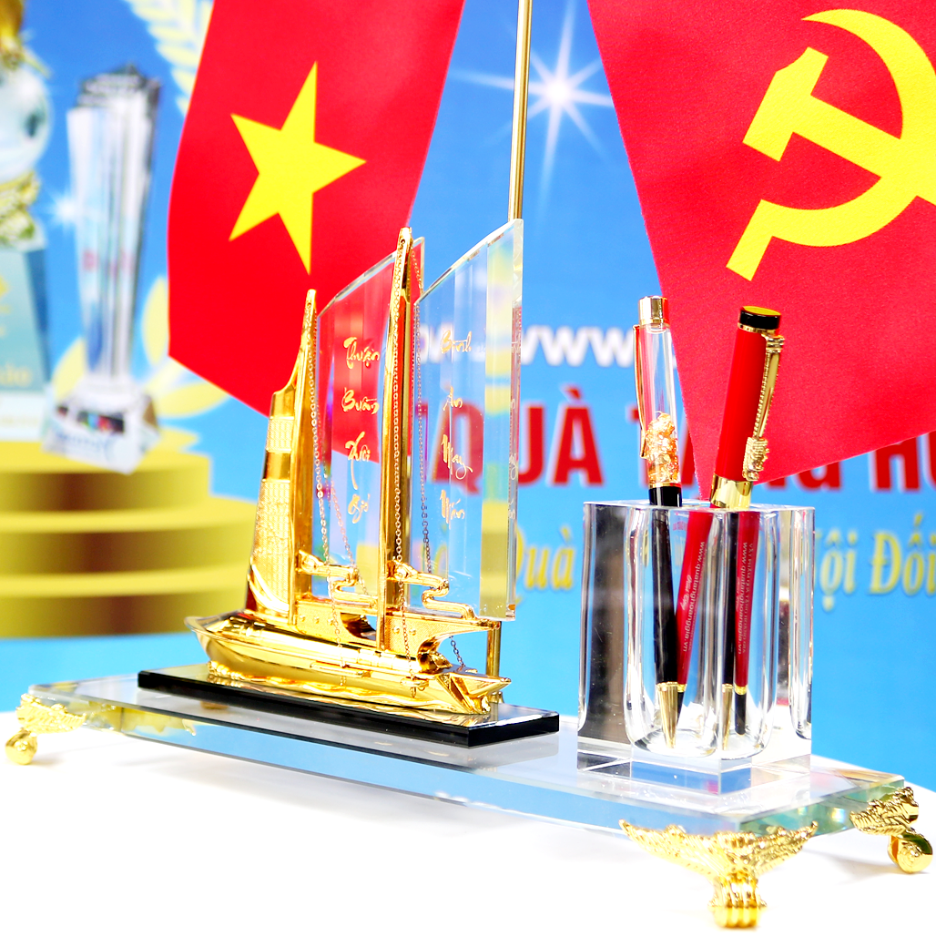 Bộ Cắm Bút Thuyền Buồm Xuôi Gió Pha Lê Có Cột Cắm Cờ Đôi Vật Phẩm Để Bàn Làm Việc