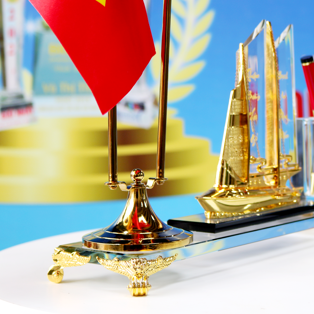 Bộ Cắm Bút Thuyền Buồm Pha Lê Để Bàn Làm Việc Cắm Cờ Đảng Cờ Việt Nam