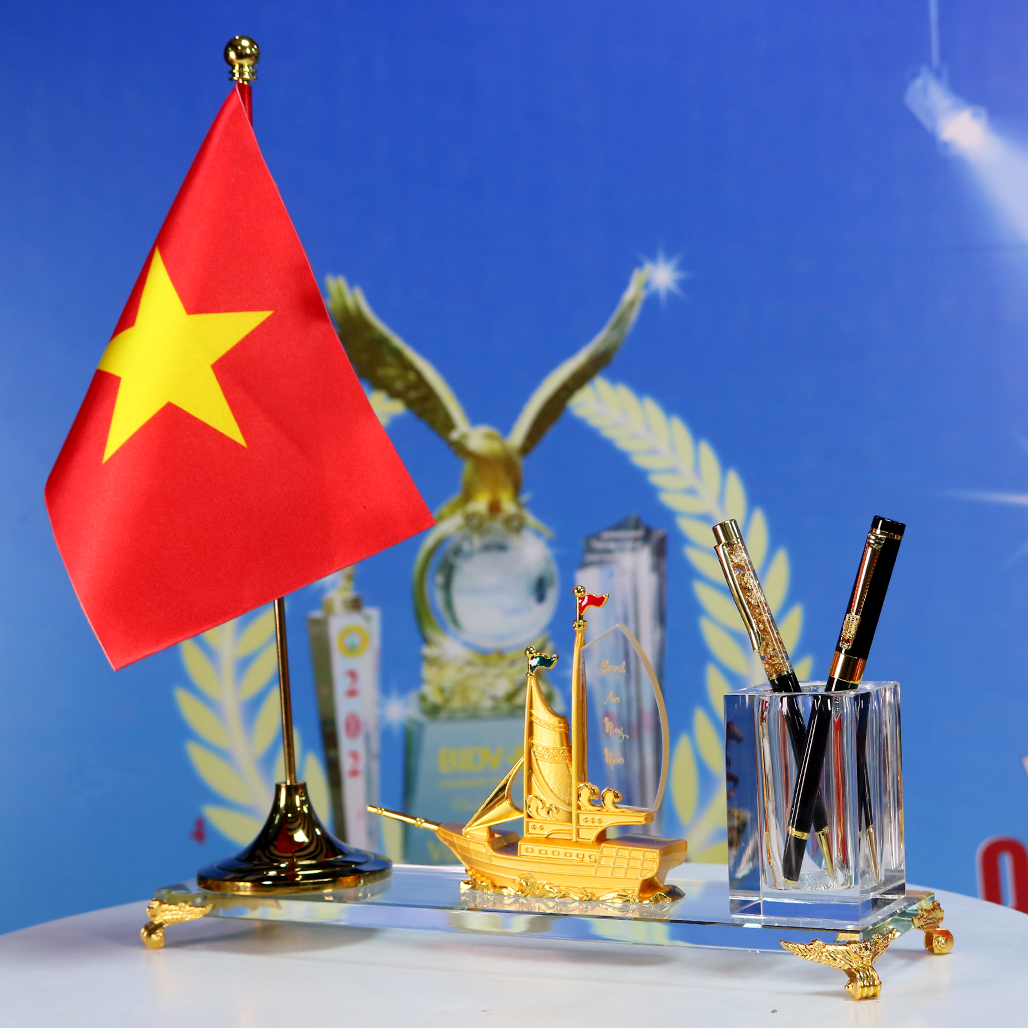 Bộ Cắm bút pha lê thuyền buồm Cờ Tổ Quốc Việt Nam TB47C