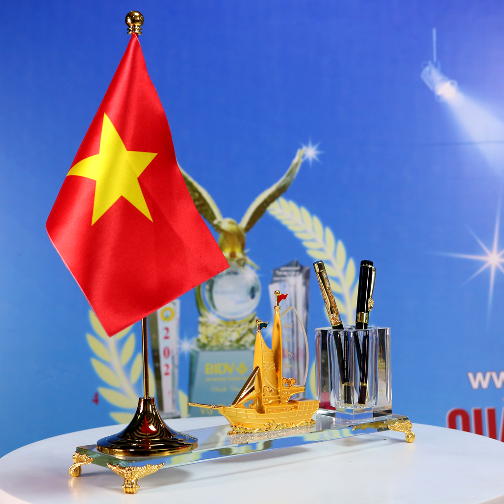 Bộ Cắm bút pha lê thuyền buồm Cờ Tổ Quốc Việt Nam TB47C