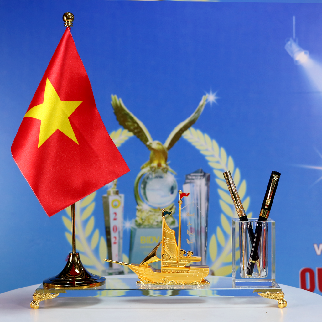Bộ Cắm bút pha lê thuyền buồm Cờ Tổ Quốc Việt Nam TB47C
