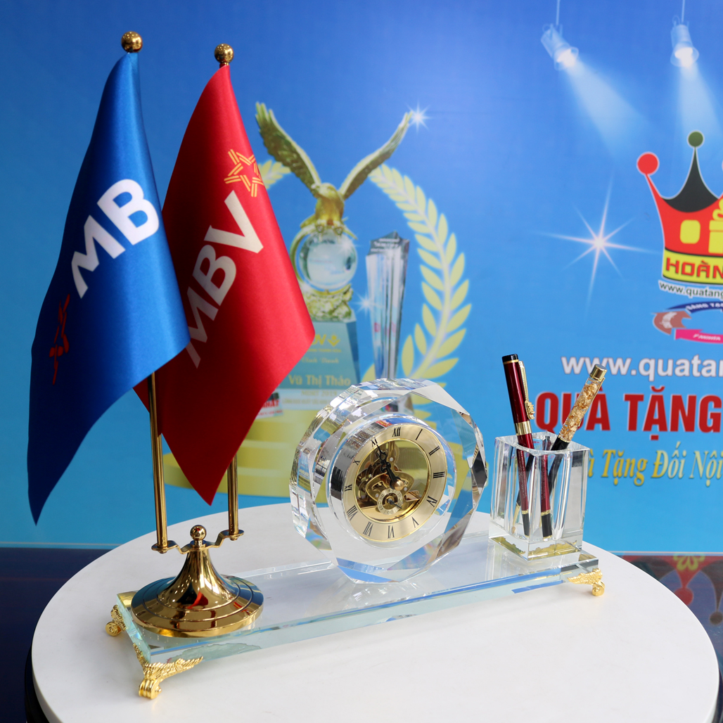Bộ Đồng Hồ Cắm Bút Pha Lê Kết Hợp Đế Cắm Cờ Để Bàn Làm Việc