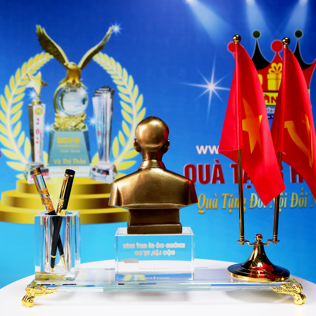 Tượng Bác Bằng Đồng Cắm Bút Pha Lê Cùng Lá Cờ Để Bàn Làm Việc