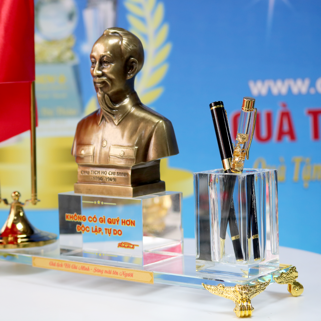 Tượng Bác Bằng Đồng Cắm Bút Pha Lê Cùng Lá Cờ Để Bàn Làm Việc