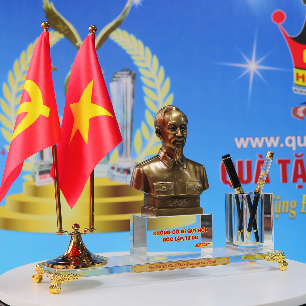 Tượng Bác Bằng Đồng Cắm Bút Pha Lê Cùng Lá Cờ Để Bàn Làm Việc