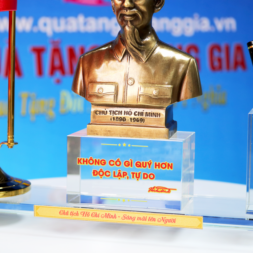 Tượng Bác Bằng Đồng Cắm Bút Pha Lê Cùng Lá Cờ Để Bàn Làm Việc