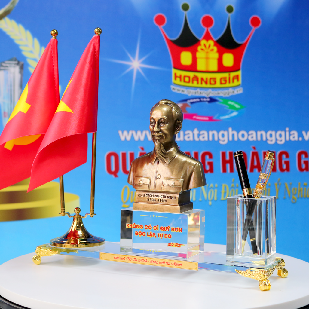 Tượng Bác Bằng Đồng Cắm Bút Pha Lê Cùng Lá Cờ Để Bàn Làm Việc