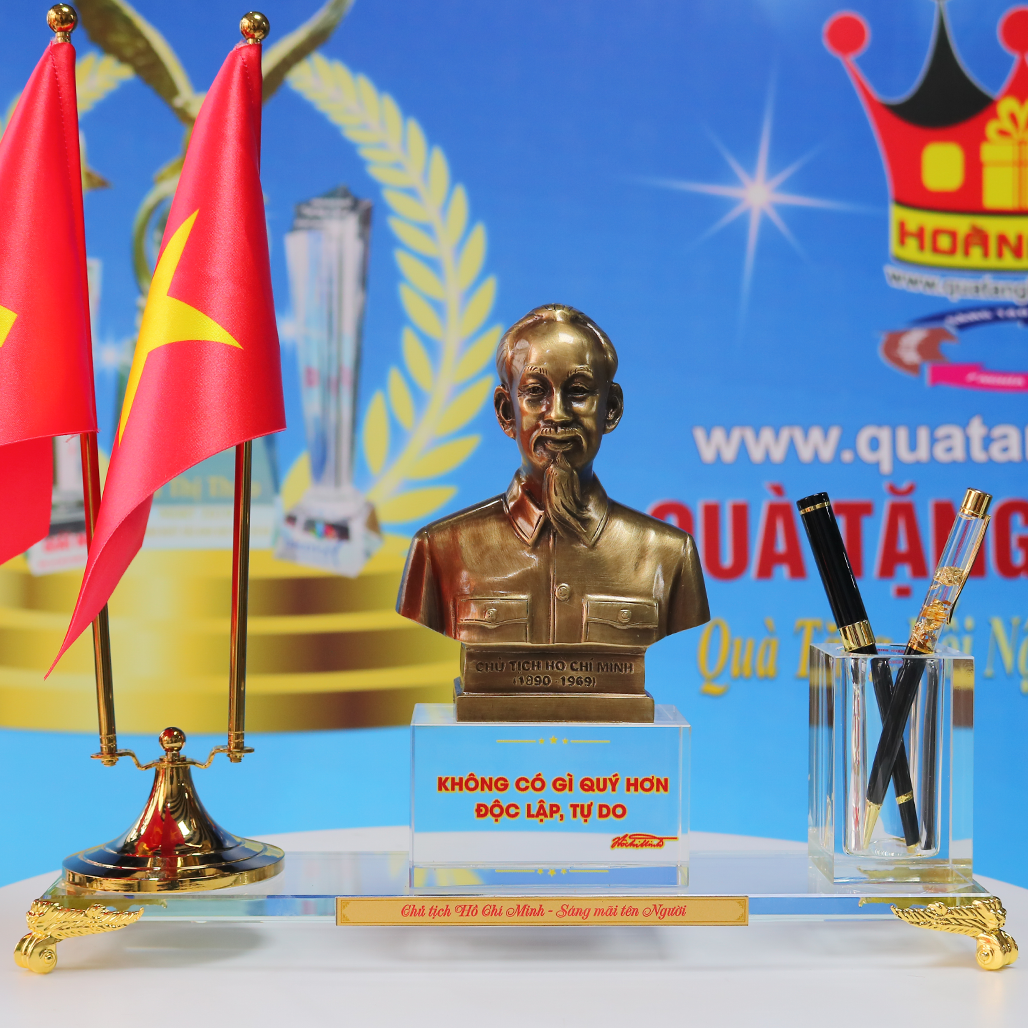 Tượng Bác Bằng Đồng Cắm Bút Pha Lê Cùng Lá Cờ Để Bàn Làm Việc