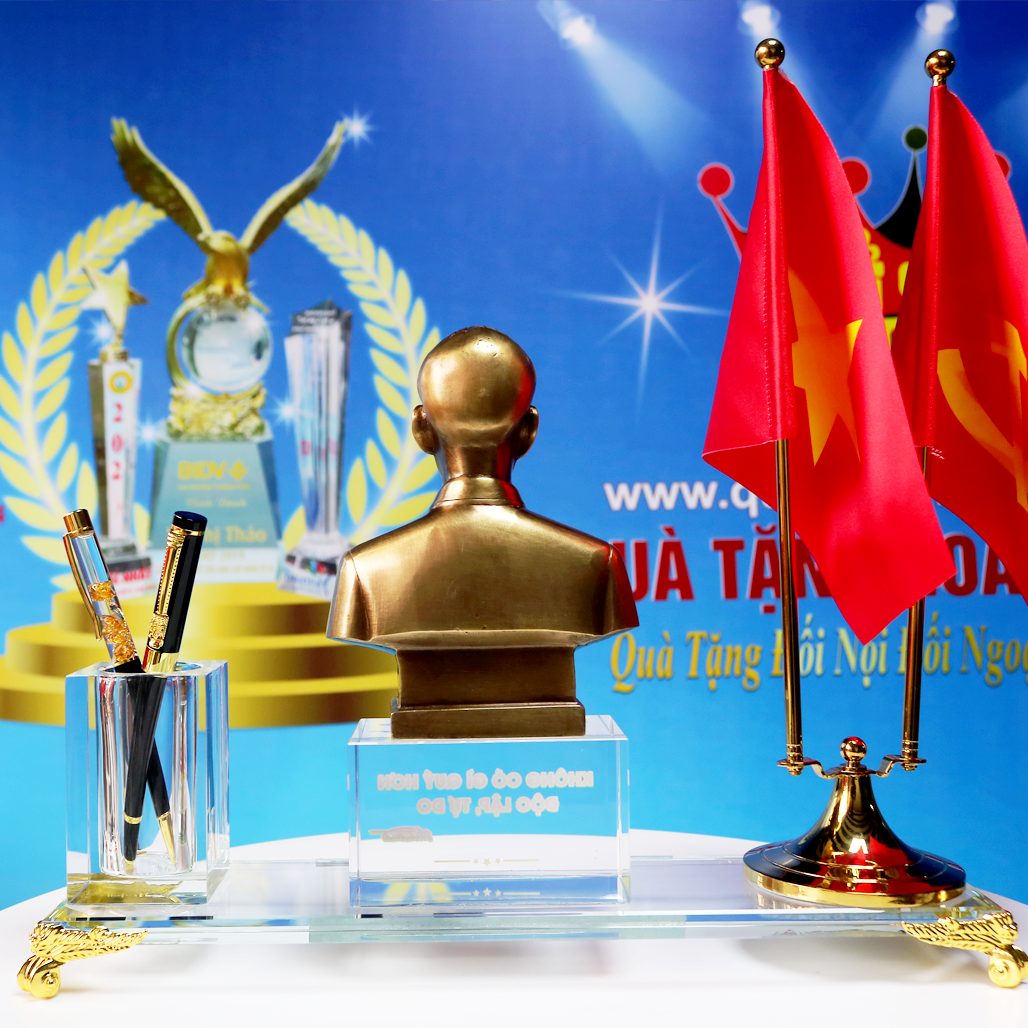 Tượng Bác Bằng Đồng Cắm Bút Pha Lê Cùng Lá Cờ Để Bàn Làm Việc