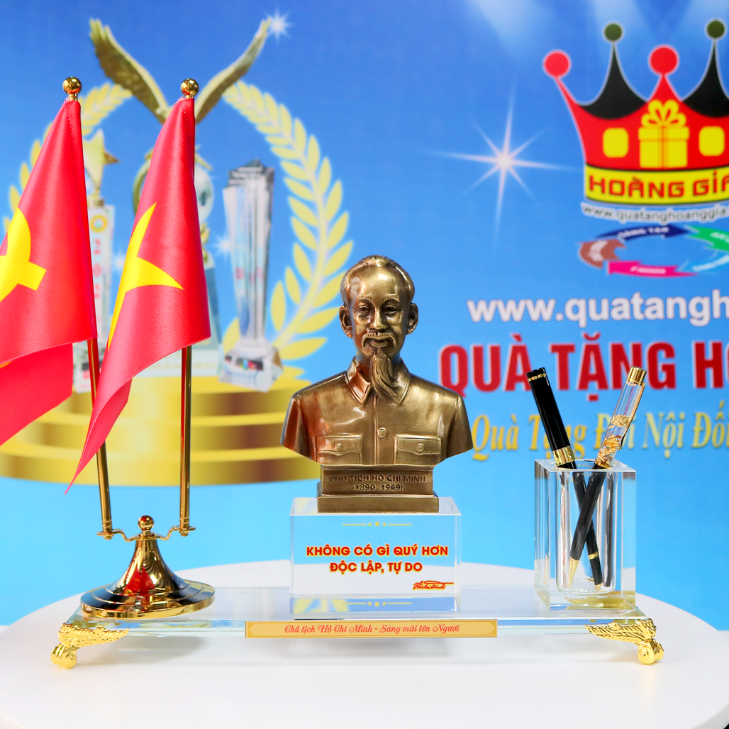 Tượng Bác Bằng Đồng Cắm Bút Pha Lê Cùng Lá Cờ Để Bàn Làm Việc