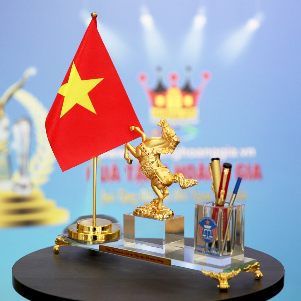 Bộ cắm bút Mã Đáo Thành Công Cờ Tổ Quốc Để Bàn Làm Việc