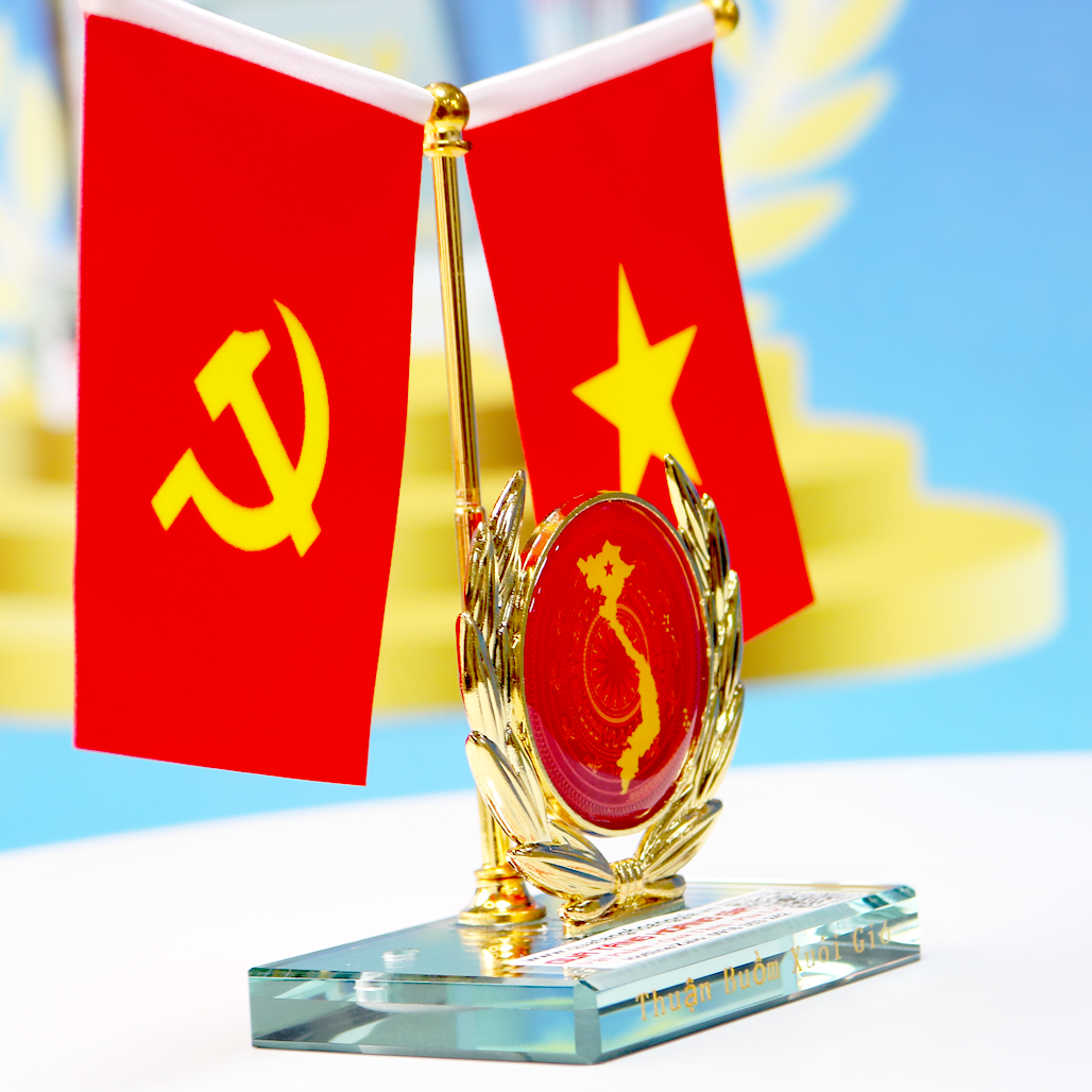 CĐB 123 CỜ TRANG TRÍ Ô TÔ THUẬN BUỒM XUÔI GIÓ BIỂU TRƯNG TỔ QUỐC