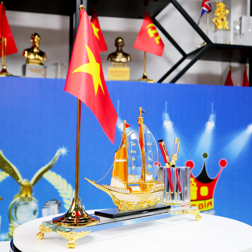 Thuyền cờ để bàn làm việc