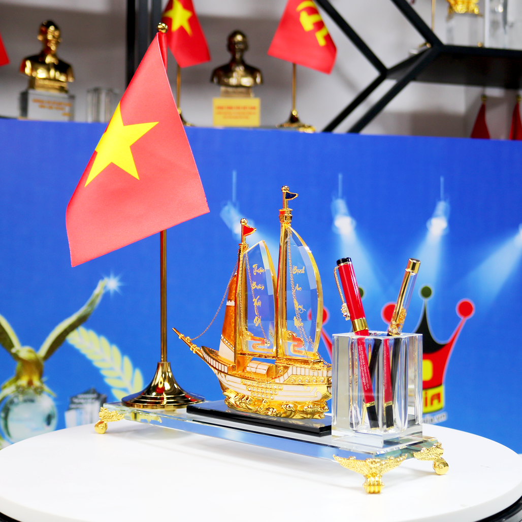 Thuyền cờ để bàn làm việc