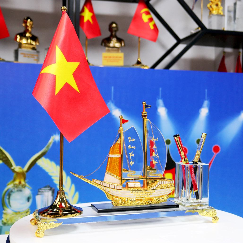 Thuyền cờ để bàn làm việc