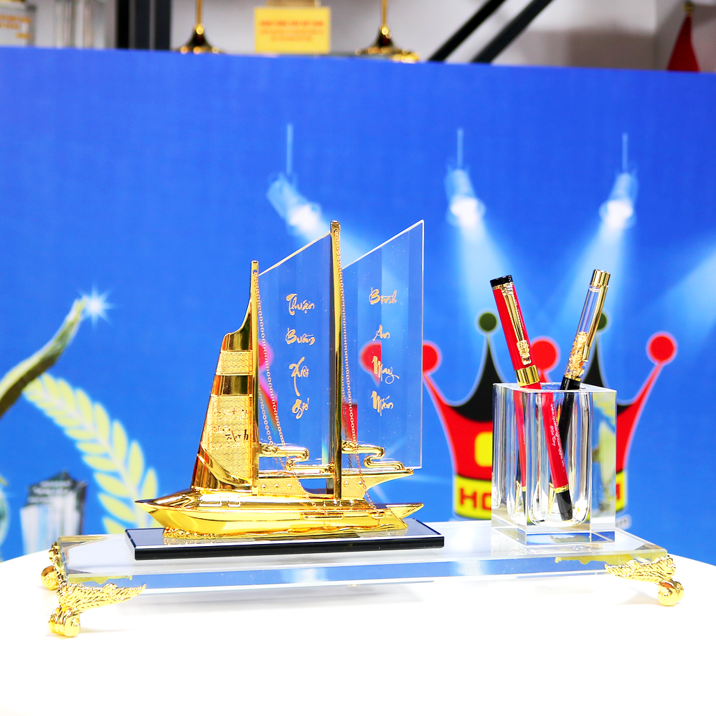Cắm Bút Thuyền Buồm Pha Lê Phong Cách Hiện Đại