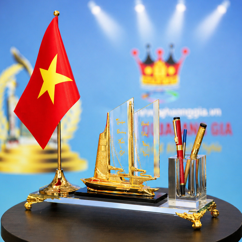 Cắm bút thuyền buồm & cờ Tổ quốc – Quà tặng lãnh đạo sang trọng