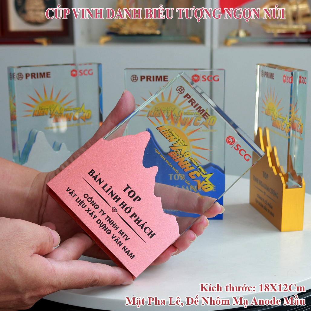 Cúp Pha Lê Đế Hình Ngọn Núi