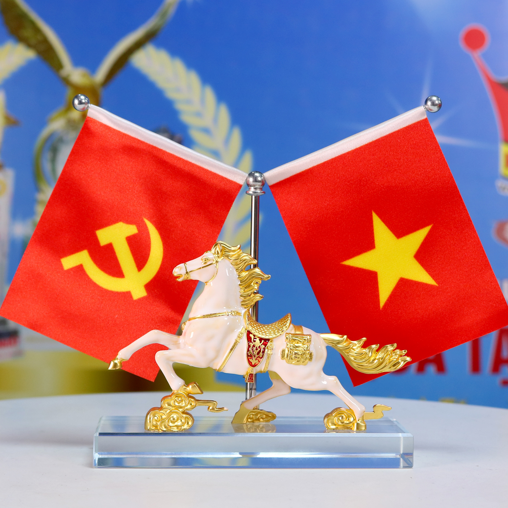 Đồ Trang Trí Ngựa Phong Thủy Đế Pha Lê Cờ Việt Nam Cao Cấp MĐ 58