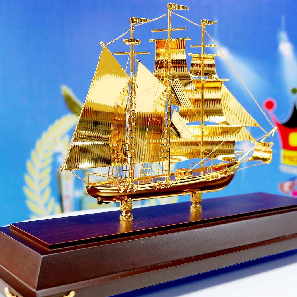 Quà Tặng Mạ Vàng Thuyền Buồm Mạ Vàng 24K Trang Trí Bàn Làm Việc Lãnh Đạo Sang Trọng QTV 32