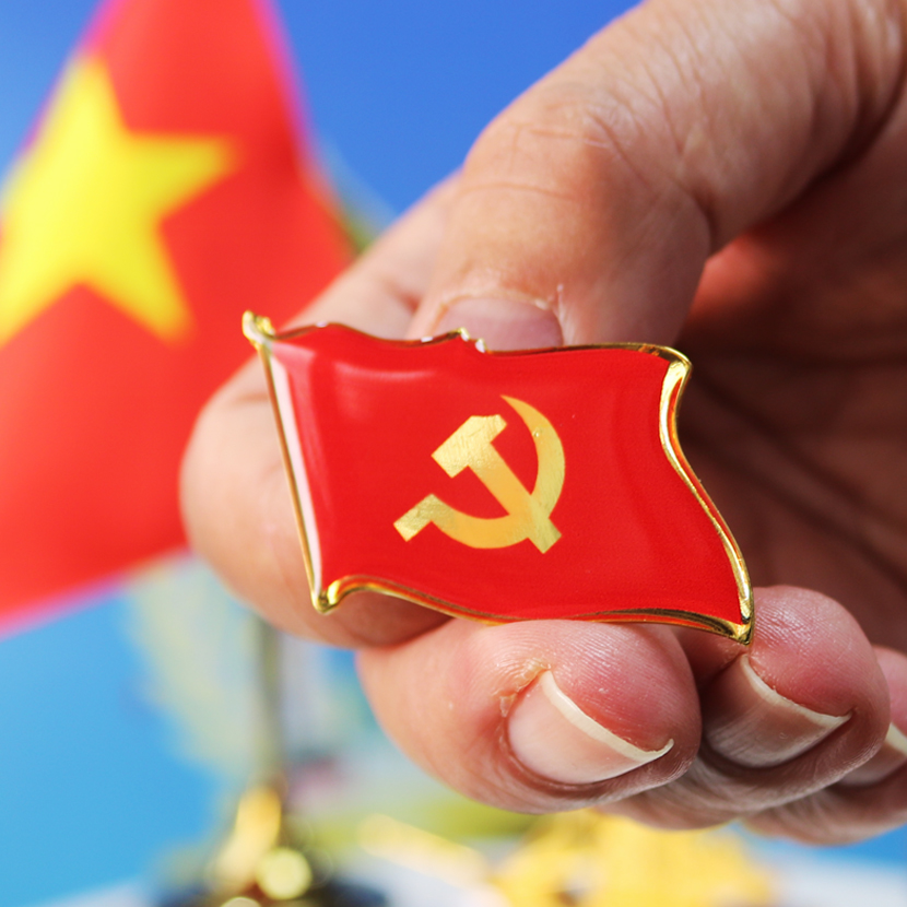 Huy Hiệu Lá Cờ Đảng Cài Áo QĐH 112