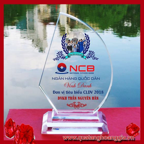 Kỷ Niệm Chương Vinh Danh Cán Bộ Quà Tặng Doanh Nhân Tiêu Biểu