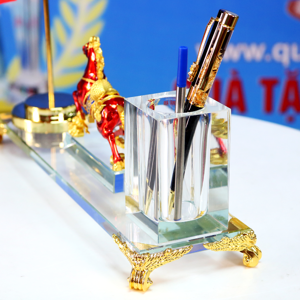 MD54 Bộ Cắm Bút Ngựa Đỏ Phong Thủy Cờ Tổ Quốc Để Bàn