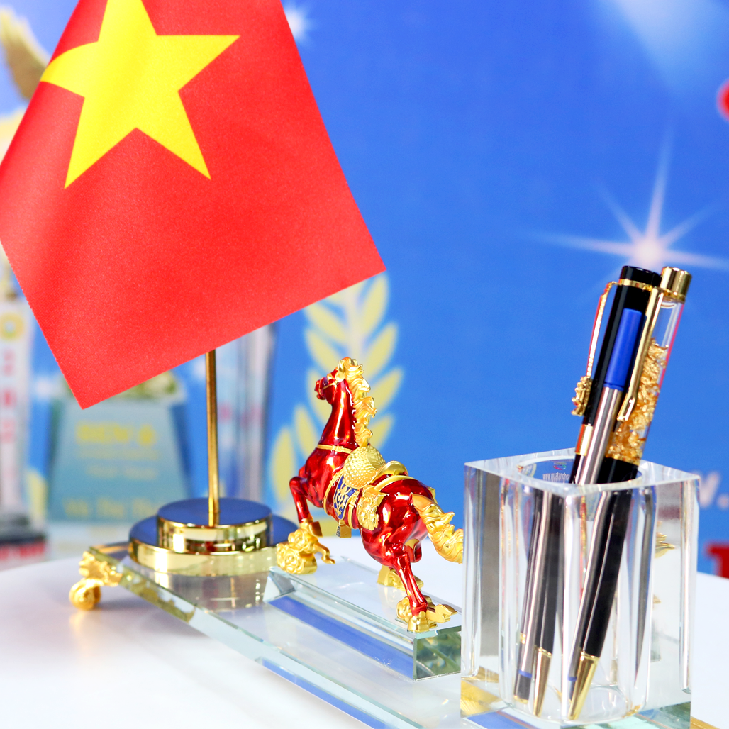MD54 Bộ Cắm Bút Ngựa Đỏ Phong Thủy Cờ Tổ Quốc Để Bàn