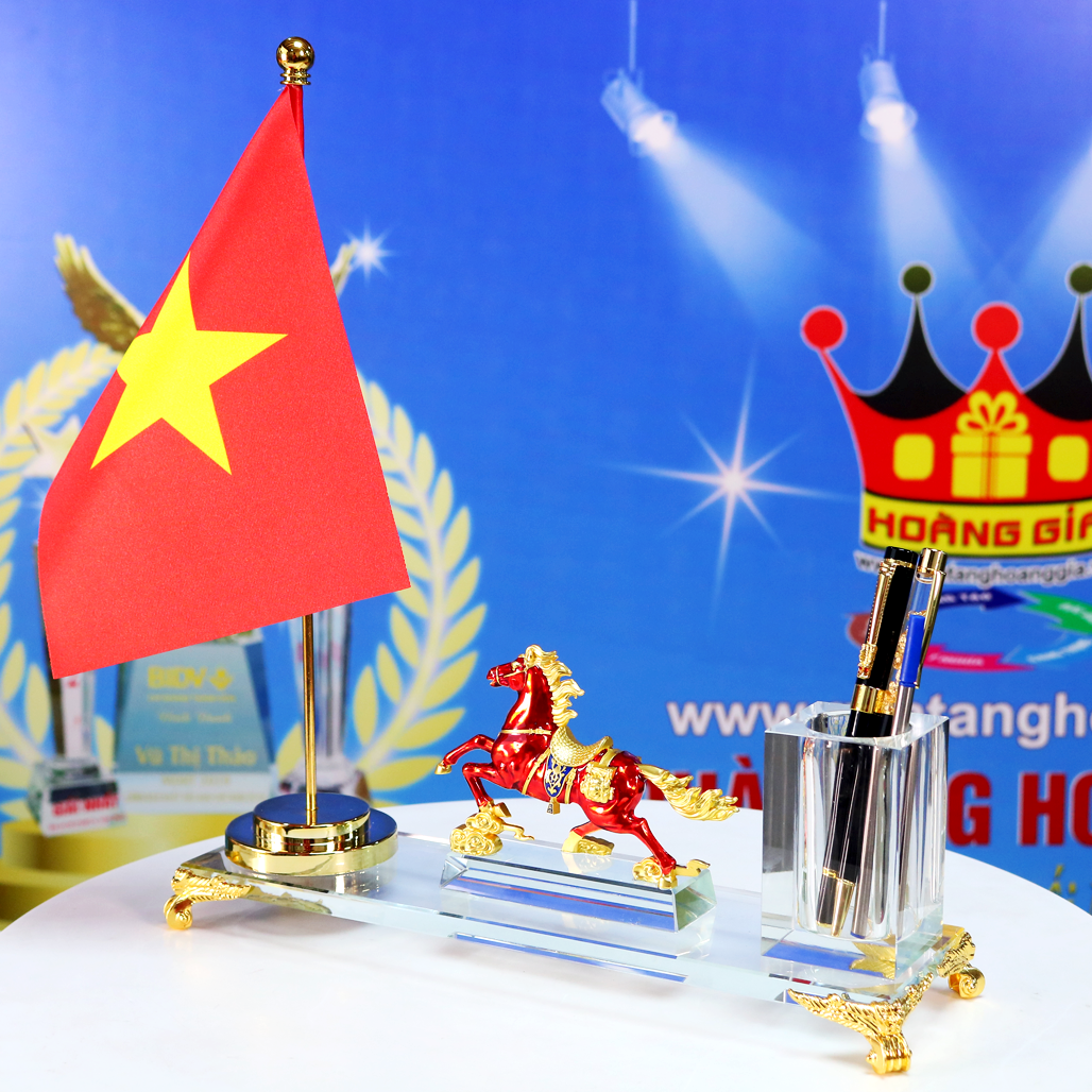 MD54 Bộ Cắm Bút Ngựa Đỏ Phong Thủy Cờ Tổ Quốc Để Bàn
