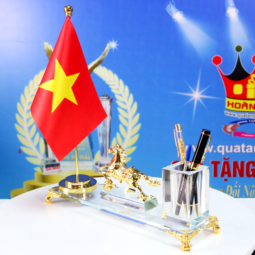 MĐ55 Bộ Cắm Bút Ngựa Vàng Phong Thủy Cờ Tổ Quốc Để Bàn