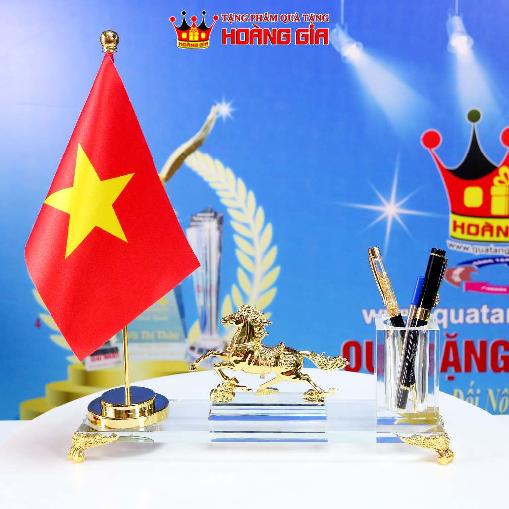 MĐ55 Bộ Cắm Bút Ngựa Vàng Phong Thủy Cờ Tổ Quốc Để Bàn