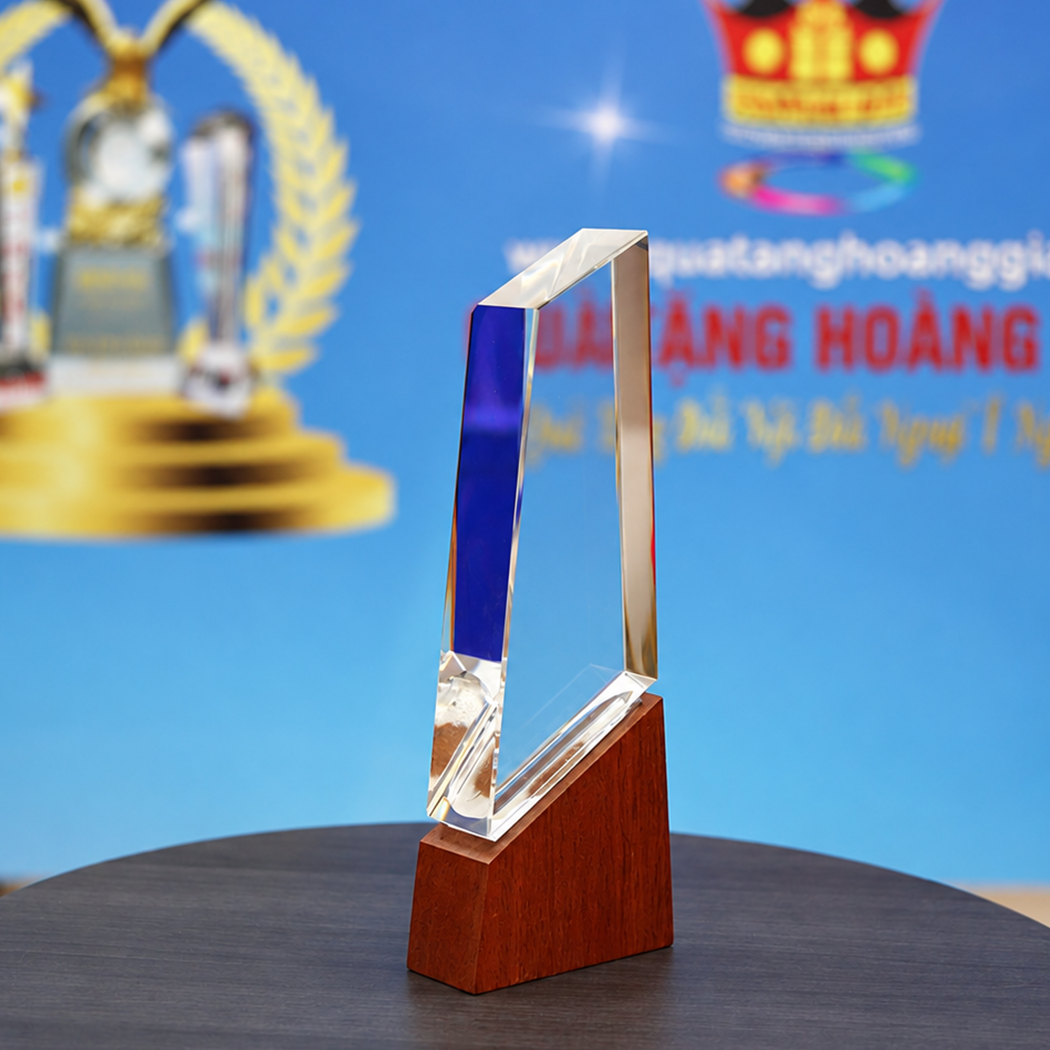 Mẫu Cúp Pha Lê Trụ Đế Gỗ