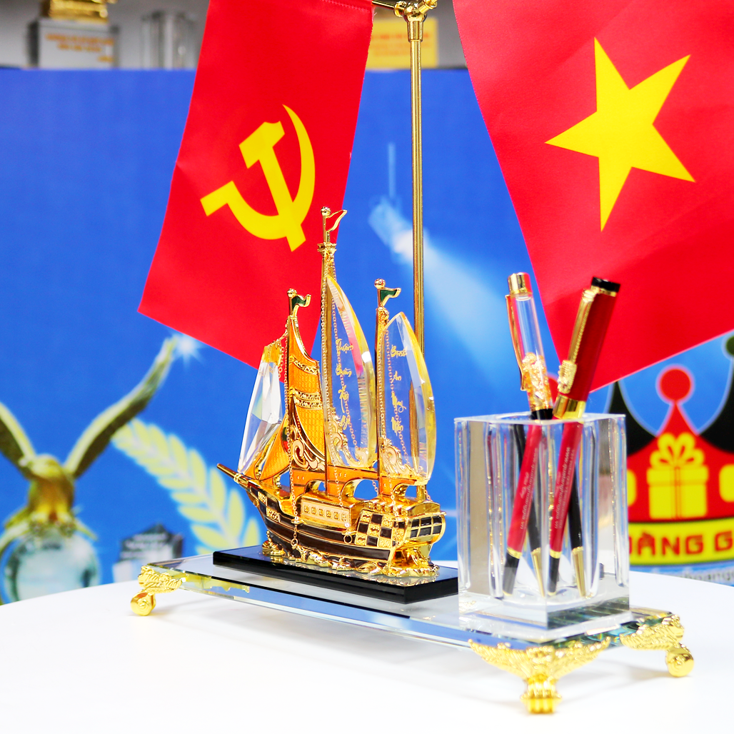 Bộ Cắm Bút Thuyền Buồm Pha Lê Phong Cách Sang Trọng Cờ Đôi