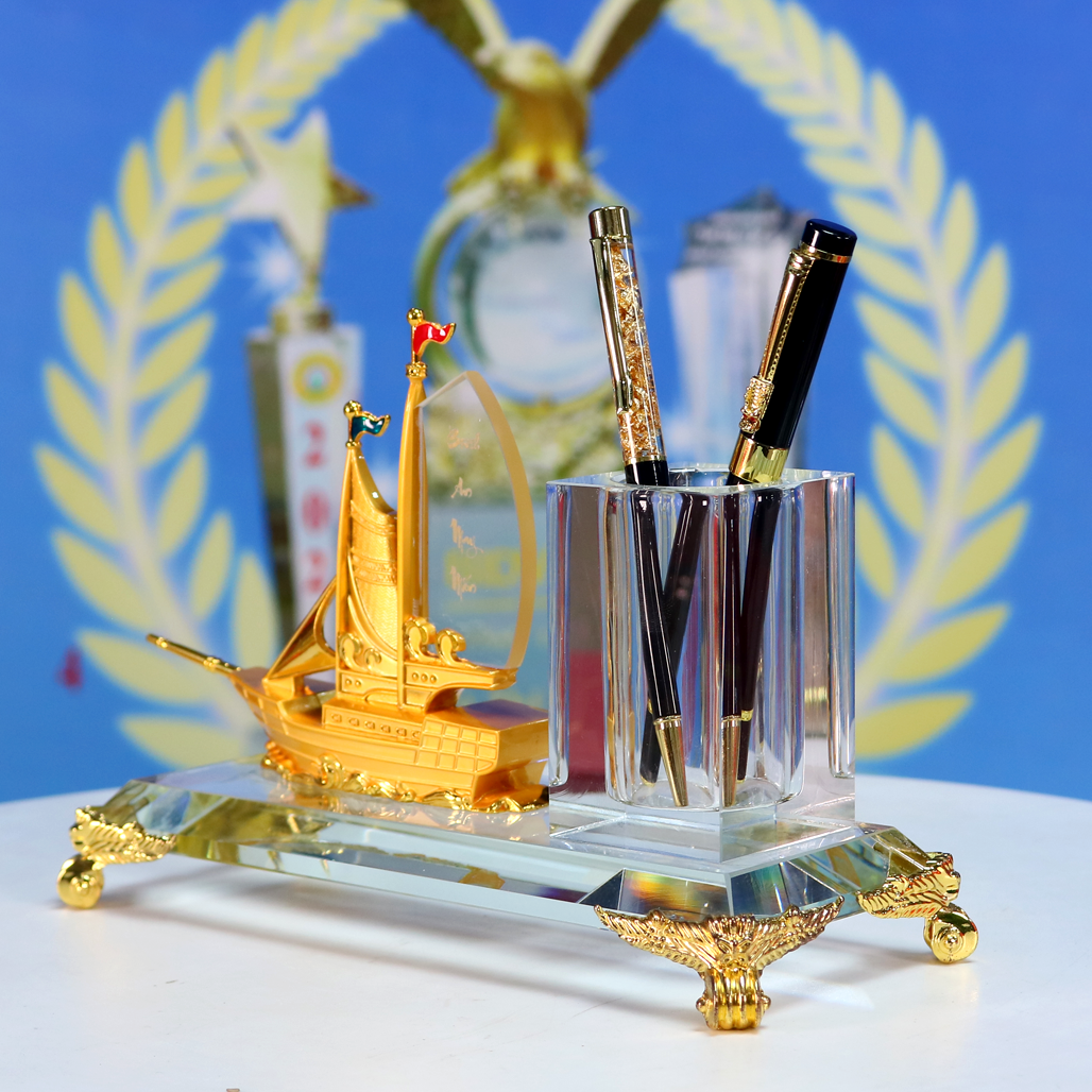 Ống đựng bút pha lê thuyền buồm Phong Thủy TB50B