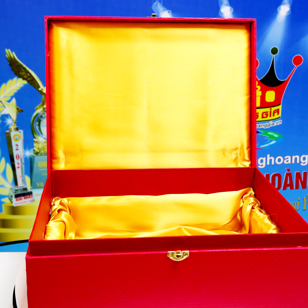 TB01 Quà Biếu Đại Biểu Dự Đại Hội Đảng Bộ Thuyền Vàng Cao Cấp